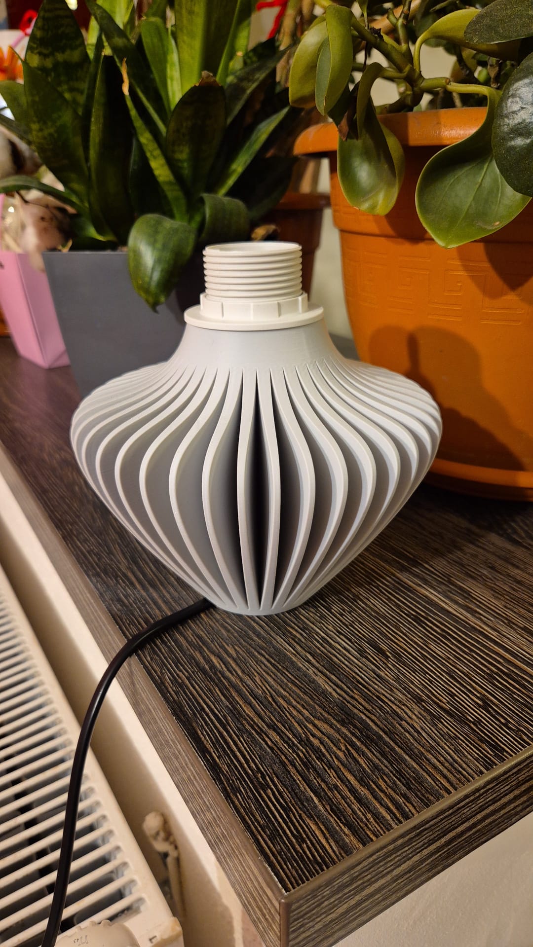 Baza veioza - design elegant cu lamele