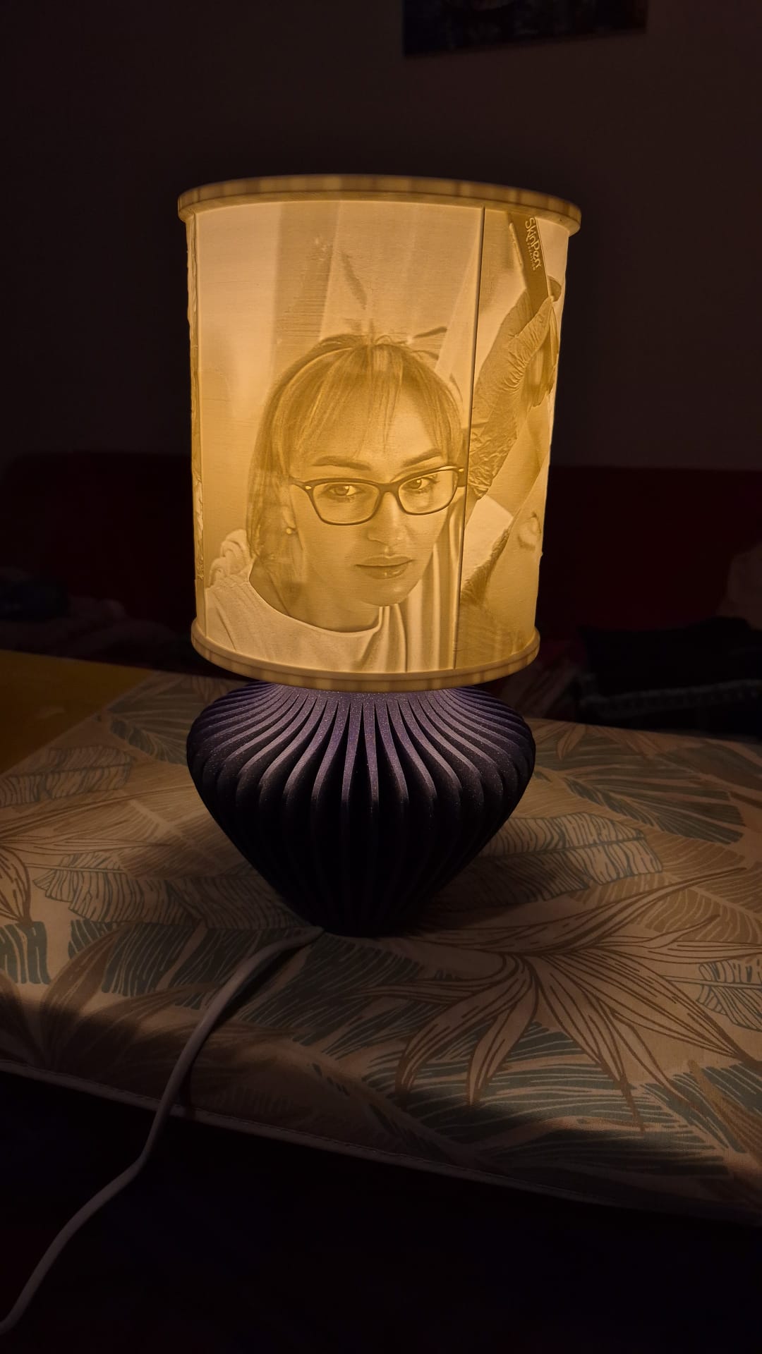 Veioza lithophane aprinsa - portret iluminat